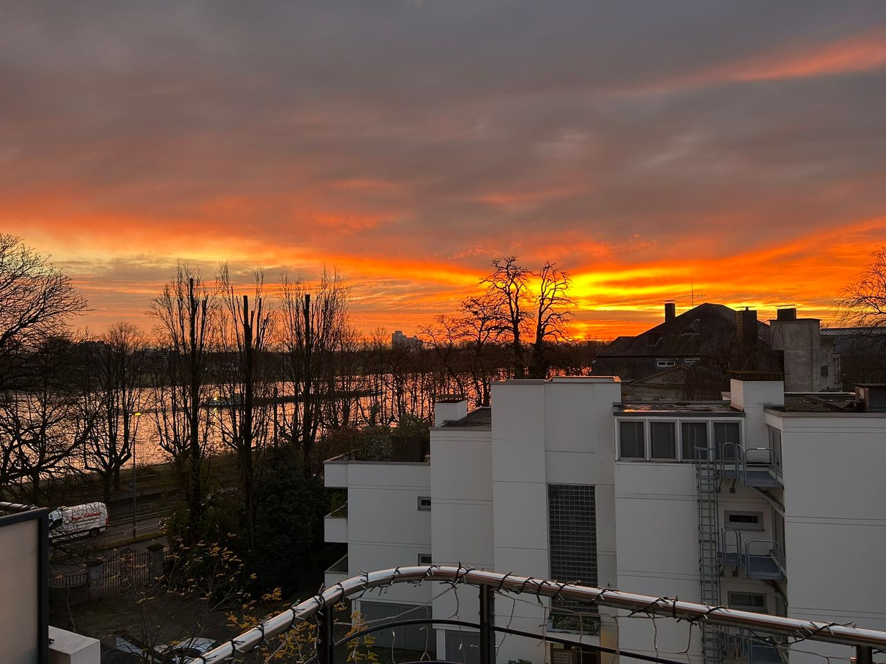 Traumhafte, voll möblierte Wohnung mit Rheinblick in Toplage von Köln – Wohnen auf Zeit am Gustav-Heinemann-Ufer