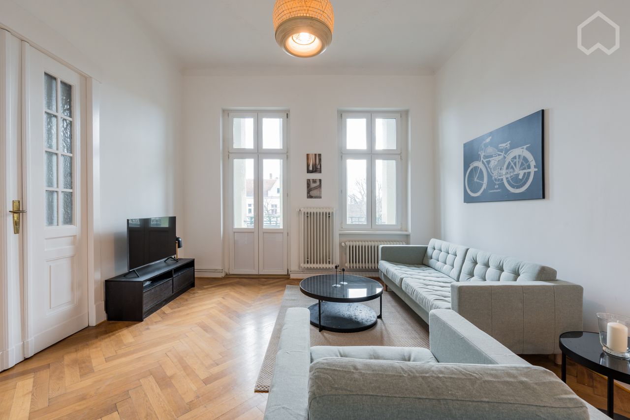 Elegant & bright classic 2 bedroom apartment
