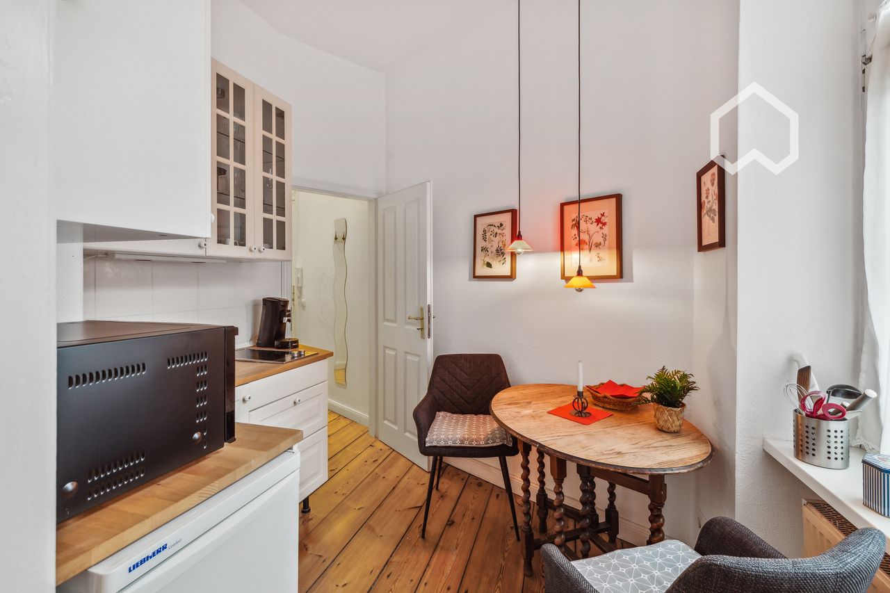 Beautiful, bright, quiet flat directly on the Landwehr Canal