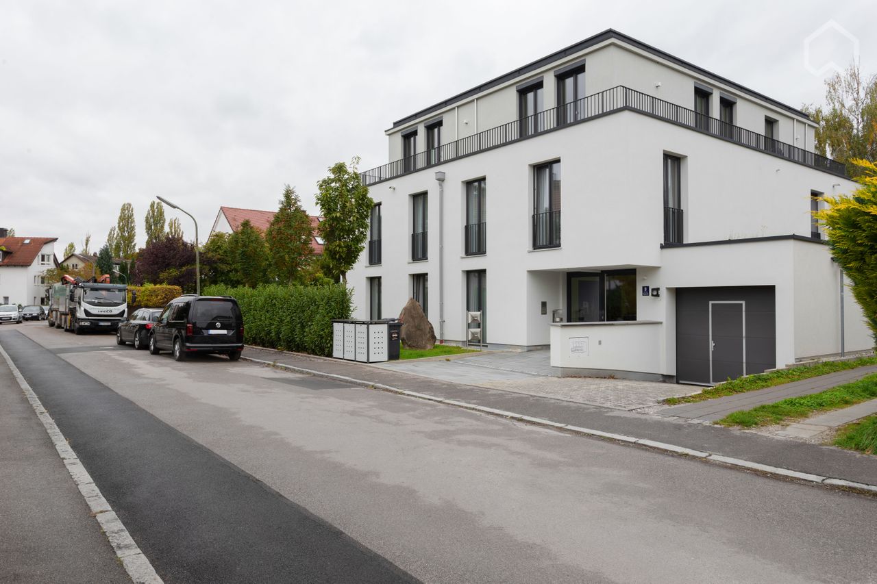 Light-flooded apartment with weekly cleaning service & fitness studio in the house, perfect location in Bogenhausen