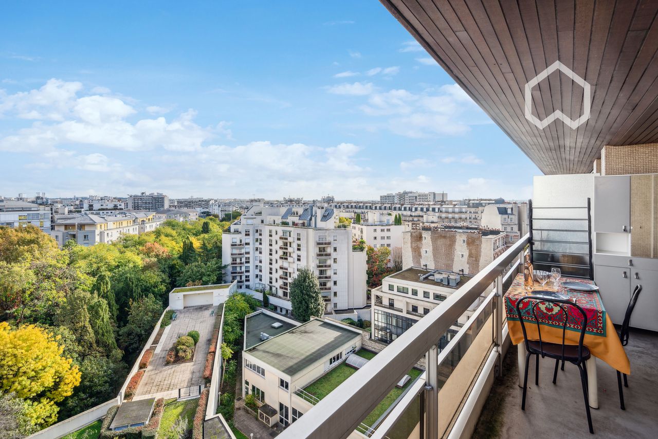 2-room flat with terrace, located in the 12th arrondissement of Paris.