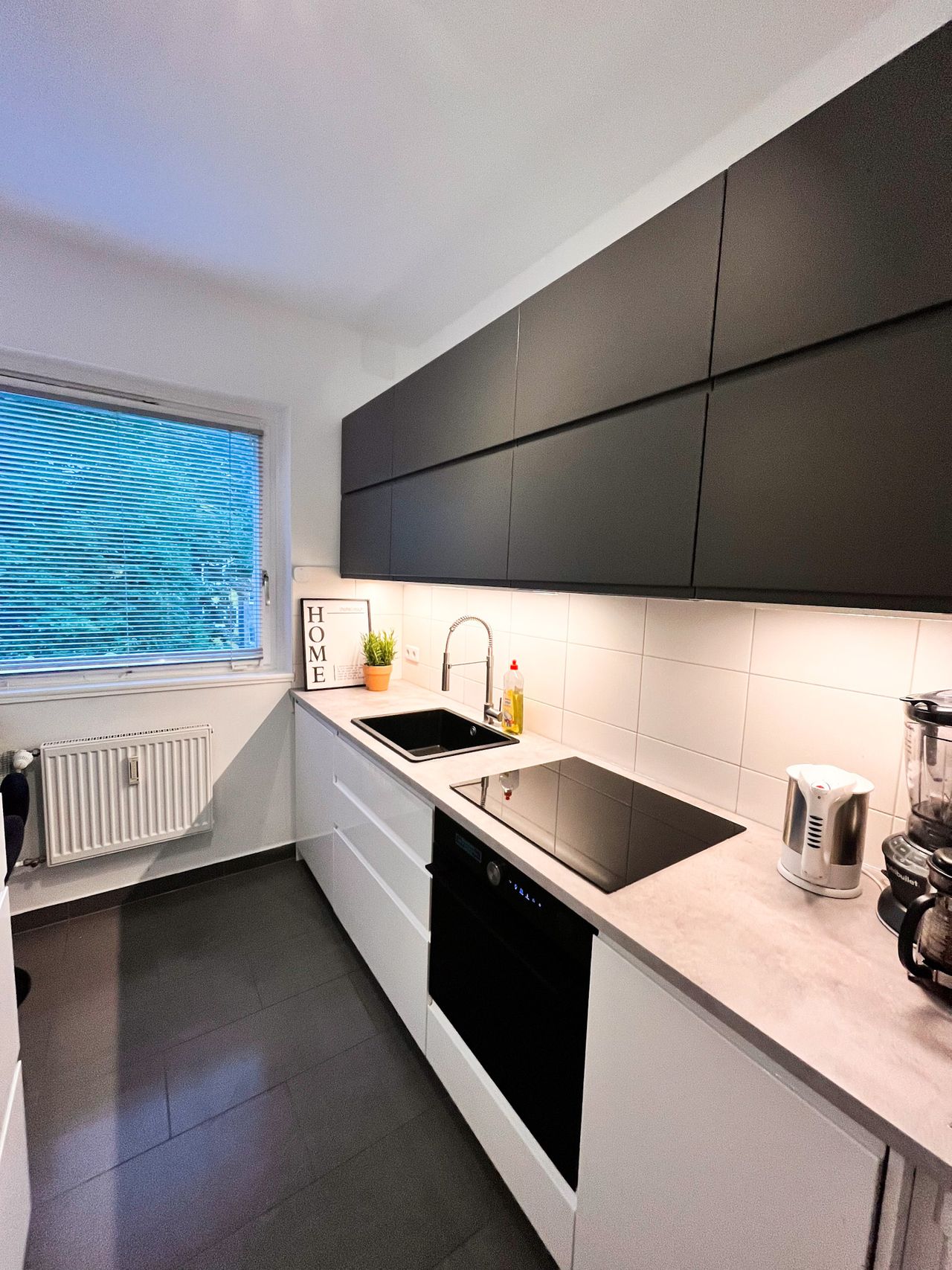 Stylish & Spacious Apartment with Home Cinema, Balcony & Private Parking – Quiet Central Location in Mitte/Wedding