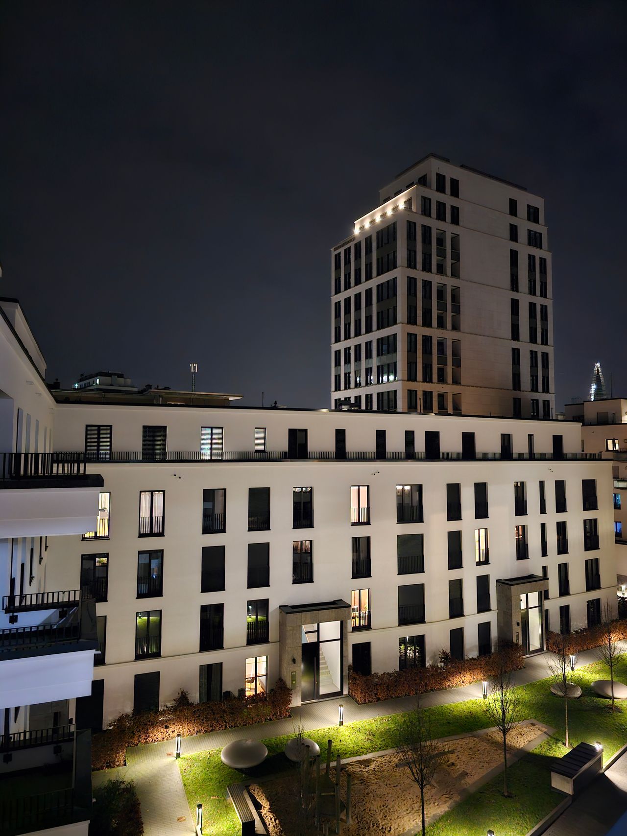 2 bedrooms, 2 bathrooms, 1 living room, furnished new apartment in the center of Düsseldorf
