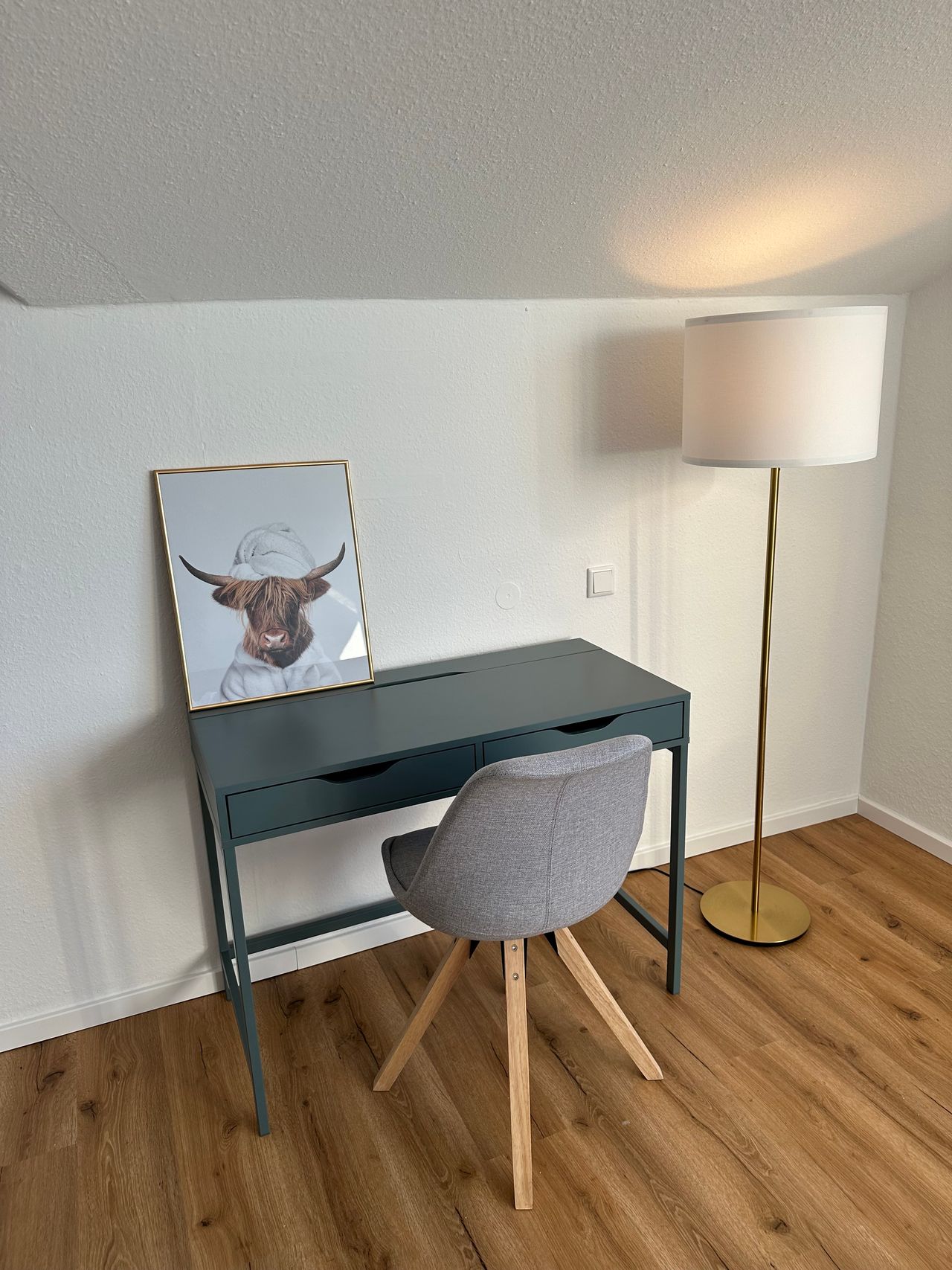 Modern, newly renovated apartment ,3 bedrooms for up to 7 people on Mönchengladbach's Hindenburgstraße, Within Walking Distance to the Main Train Station