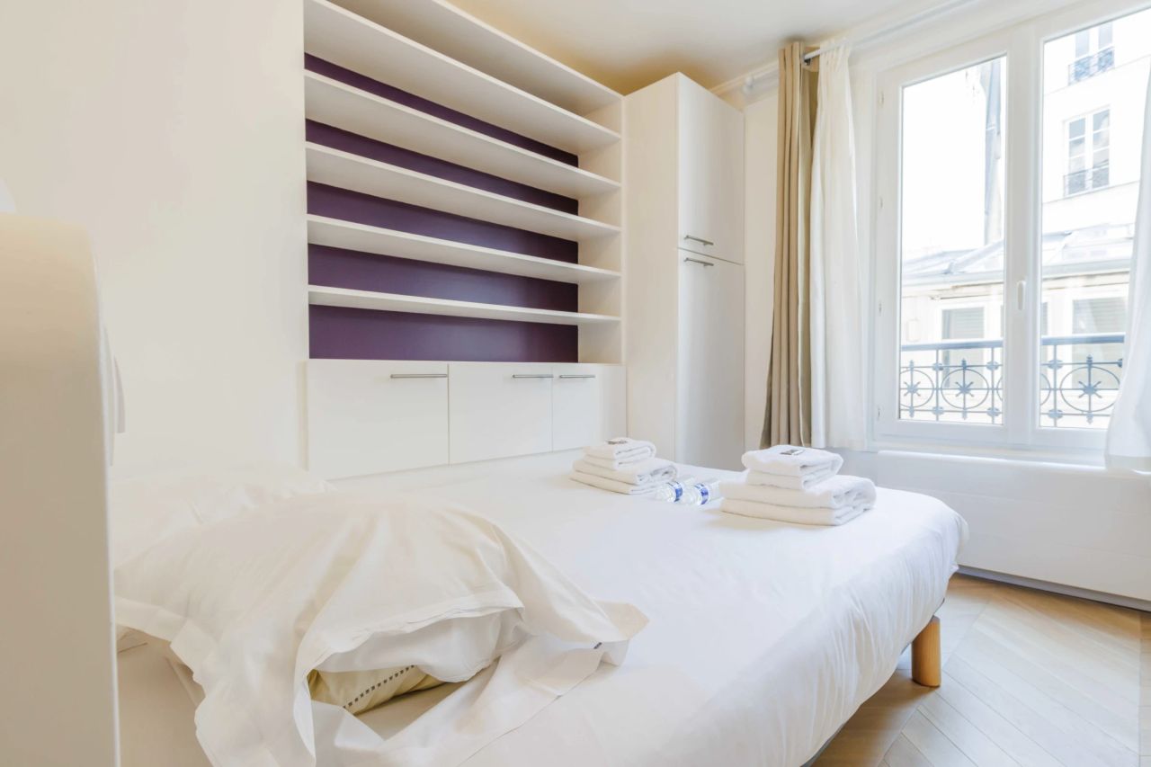 Lovely 28m² apartment located in the 8th arrondissement of Paris, close to tourist landmarks and transportation options.