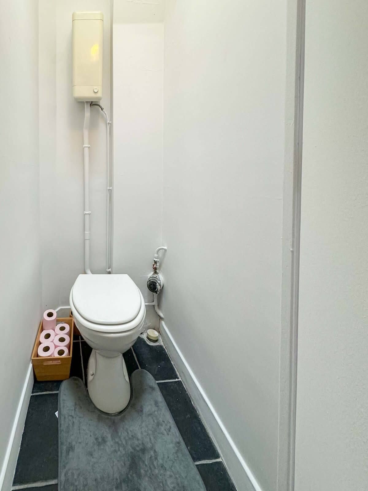 a charming studio located on the 6th floor of a beautiful Parisian building in the 14th arrondissement of Paris.