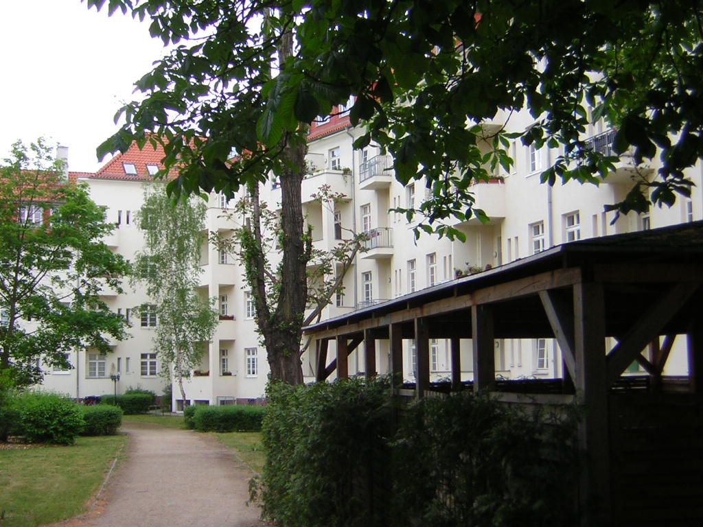 Completely new furnished, bright 2-Z. Old building on the 2nd floor with balcony, central location Schöneweide near the Spree river