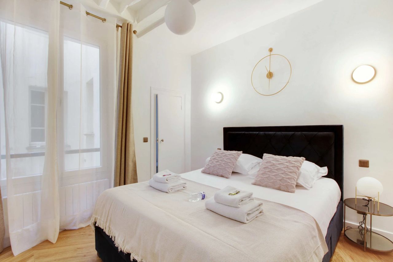 Fully equipped flat for two or three people in the centre of Paris. Very functional accommodation.