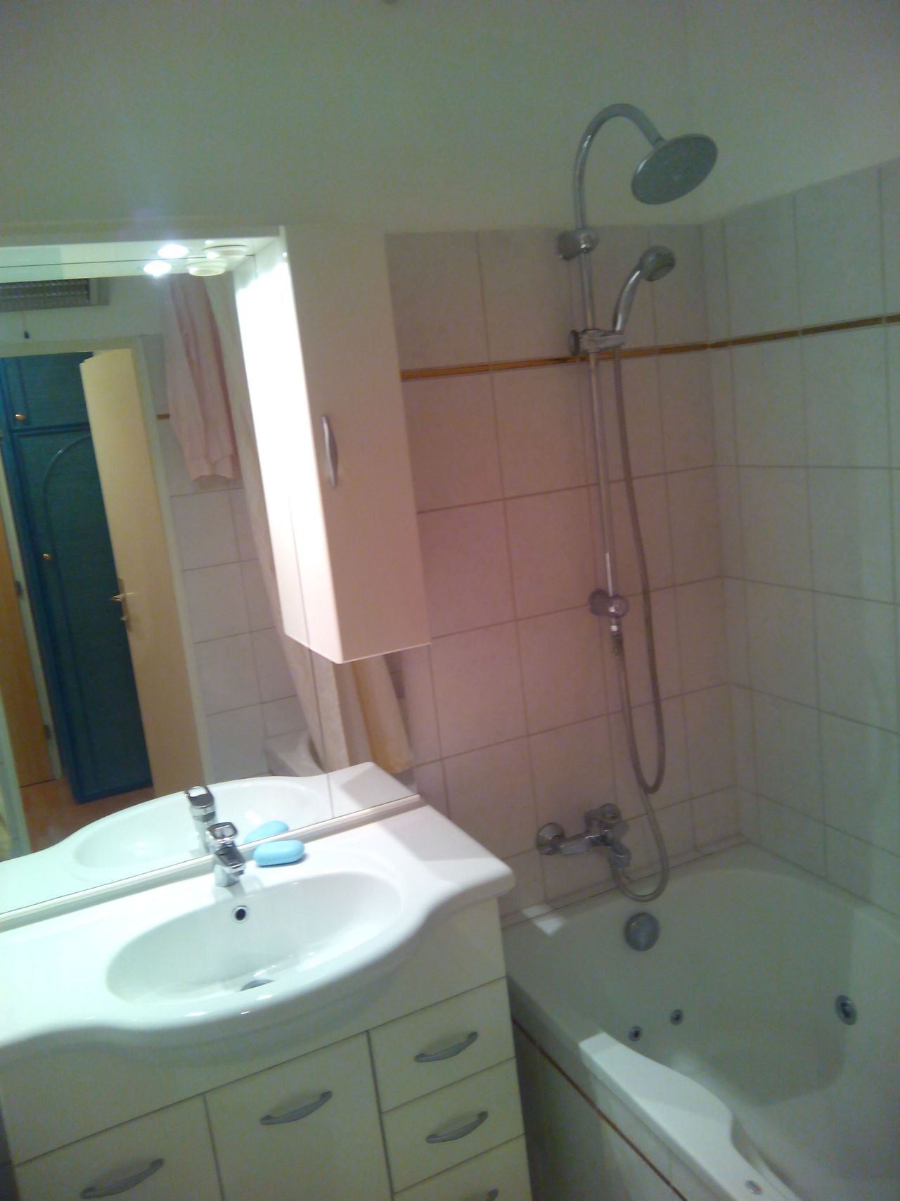 Bright & Peaceful Apartment – Near Park & Metro U1!