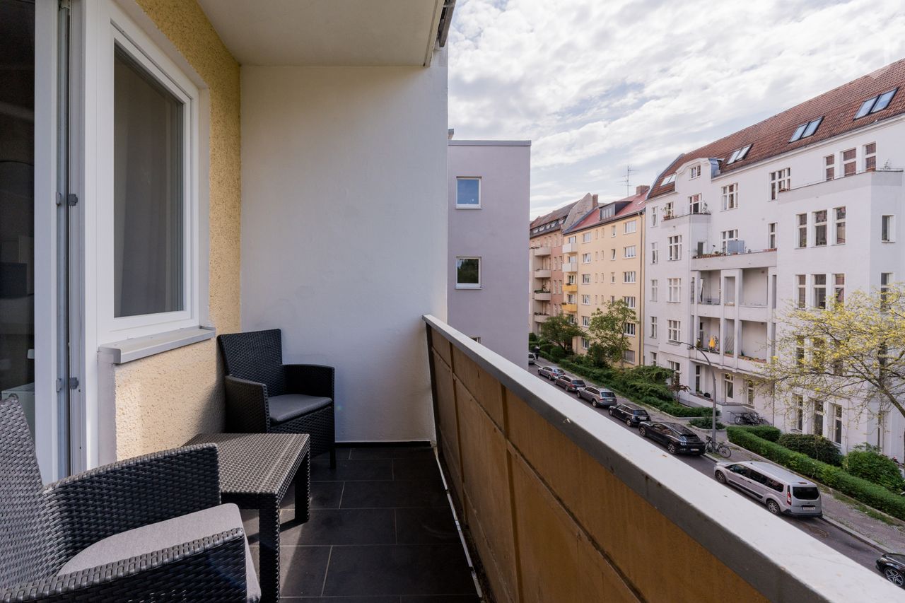 Modern studio - brand new - with a large balcony - on Bayerischer Platz