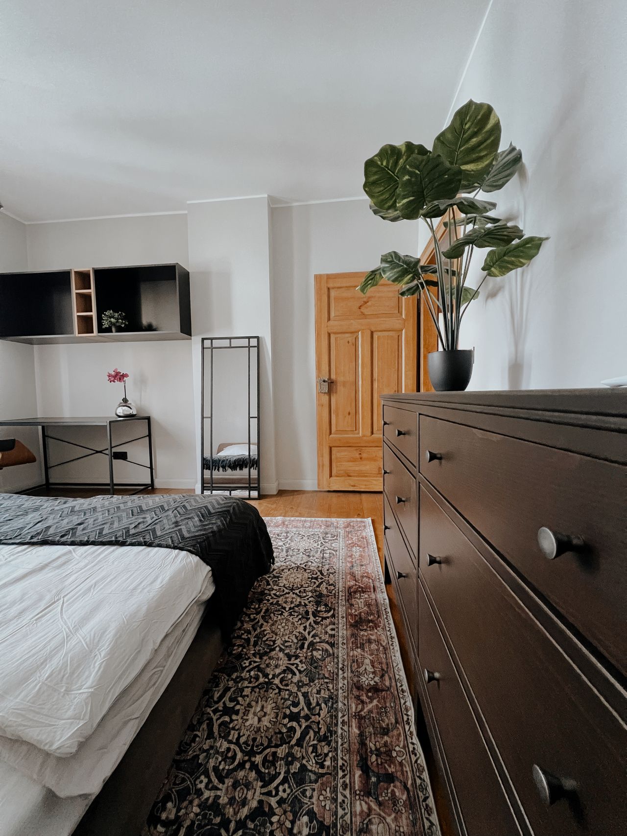 Fully equipped furnished designer apartment in a prime location