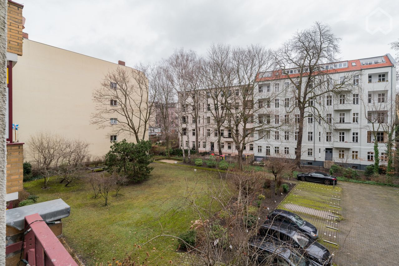 Fully-furnished 42m2 with balcony and separate bedroom overlooking a quiet garden next to Wittenbergplatz.