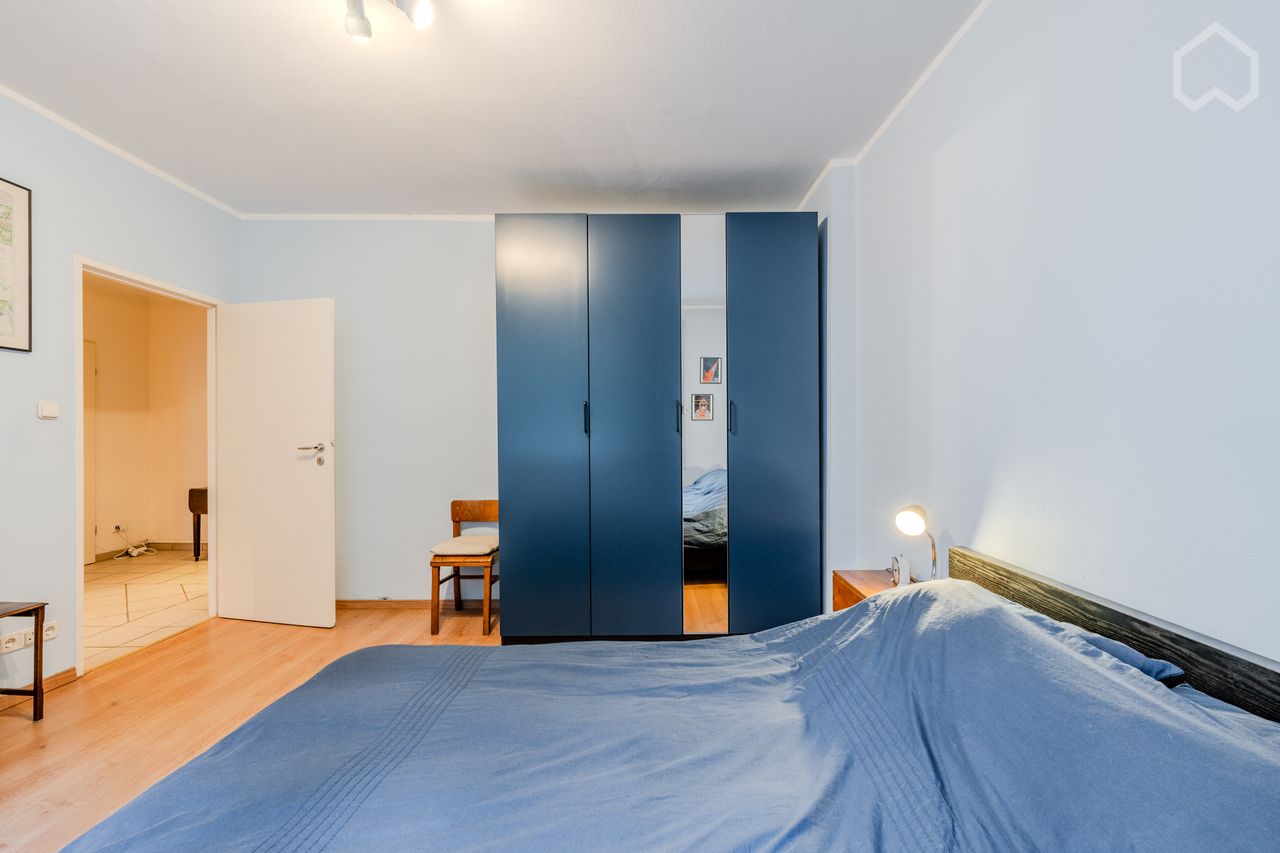 Stylish 2-Room Apartment with Light-Filled Workspace and Modern Amenities in Central Moabit