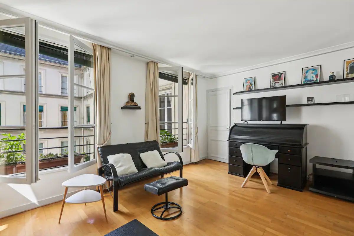 Elegant 43m² Apartment on Rue de Rivoli with Courtyard View in Paris' 1st Arrondissement