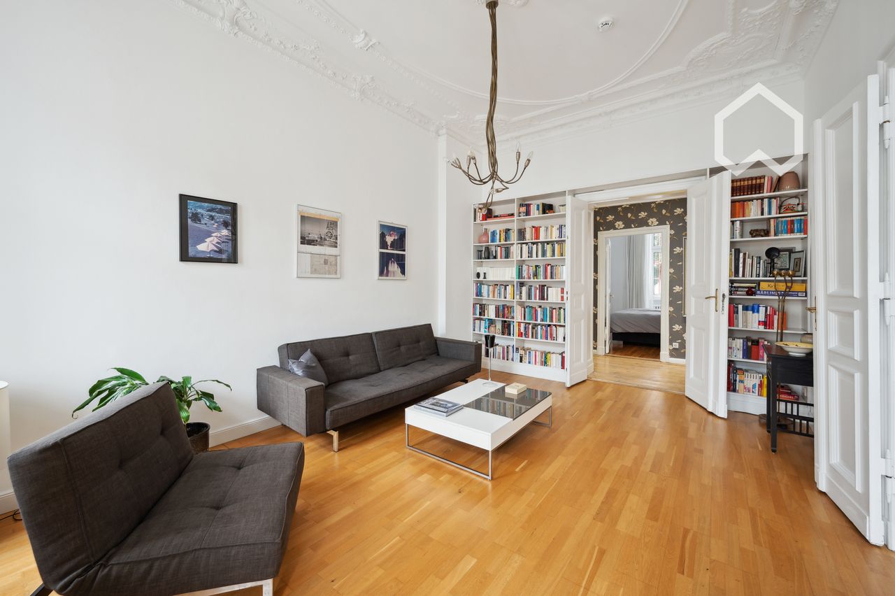 Spacious south-facing apartment in an old building in a prime Charlottenburg location