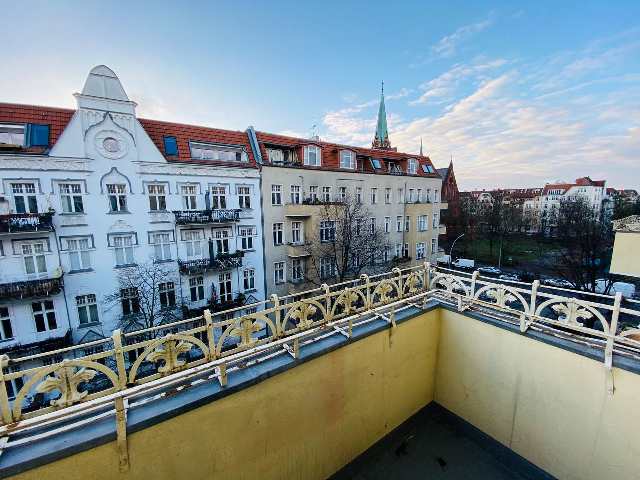 City Gem: Bright Apartment with Sunny Balcony in Central Location