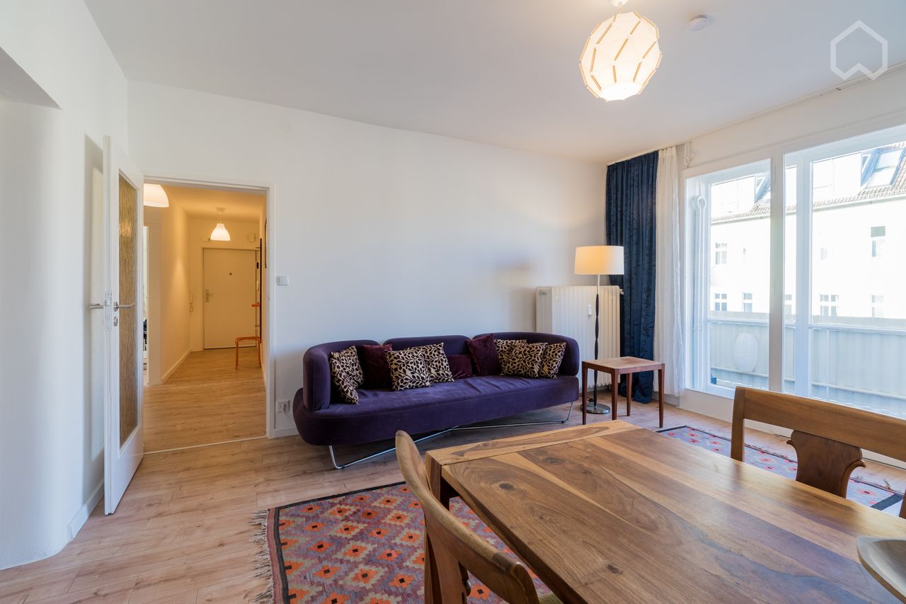 Air-conditioned 3-room apartment in Charlottenburg. Quiet & fully equipped