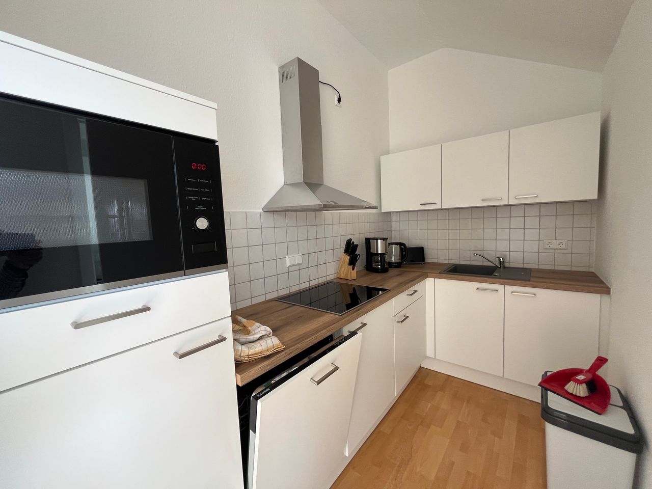 Compact and Comfortable: Fully Furnished 2-Room Top-Floor Apartment with Terrace