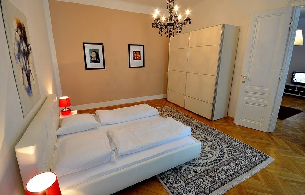 Bright, modernly furnished short term apartment located next to Votivpark and Schottentor