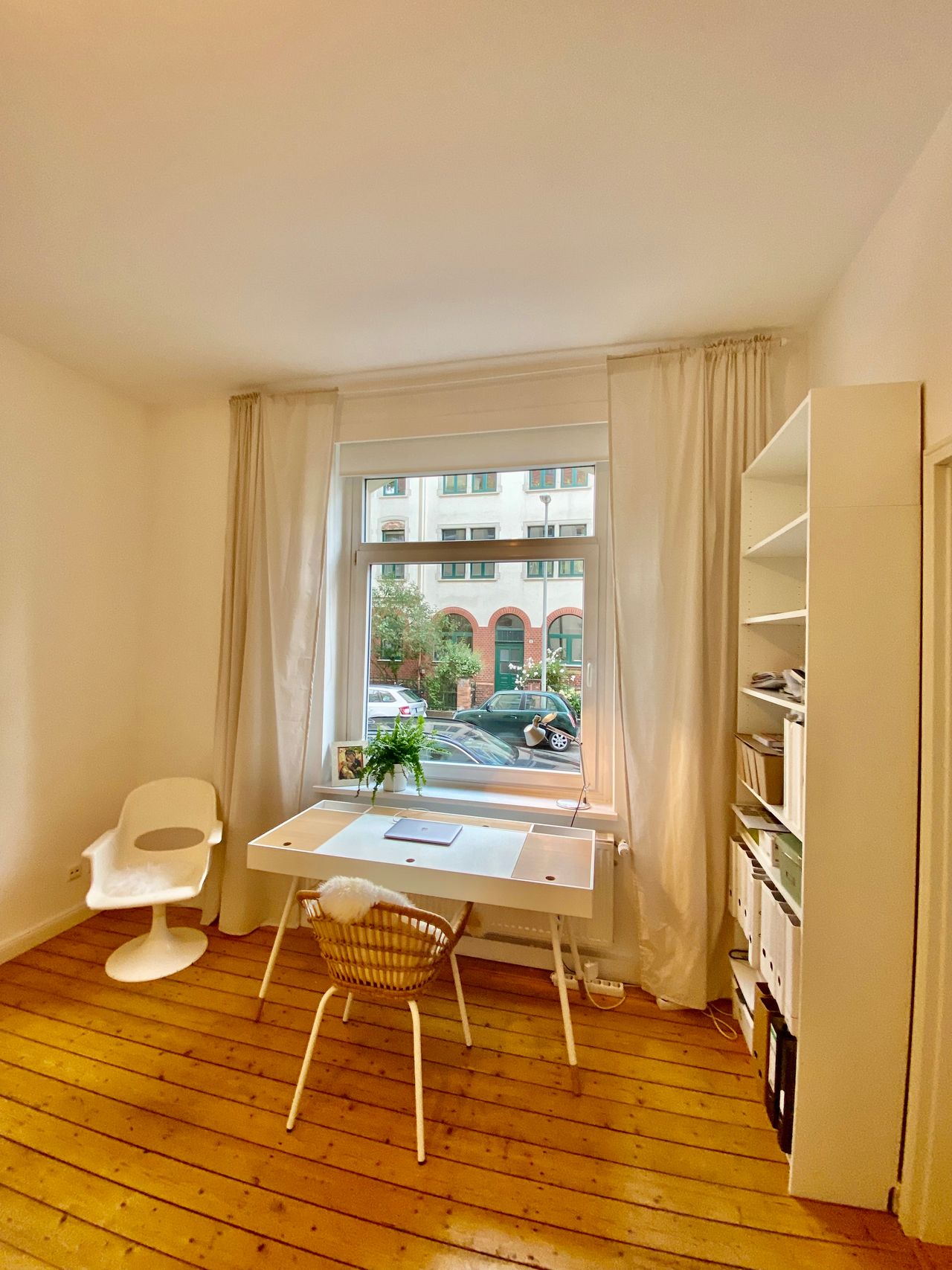 Bright old building flat close to the city centre with balcony, garden and fireplace