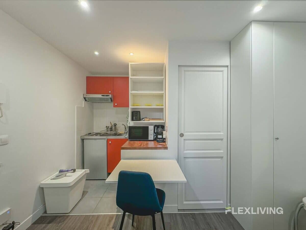 On the ground floor of a quiet and well-maintained condominium, this beautiful 12m2 studio