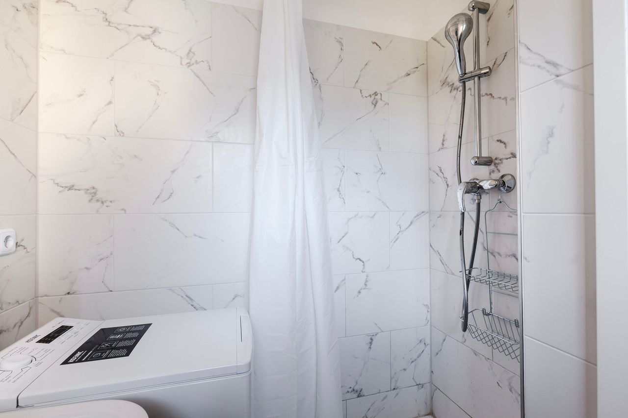 Sunny Kreuzberg Studio, Furnished + Full Kitchen