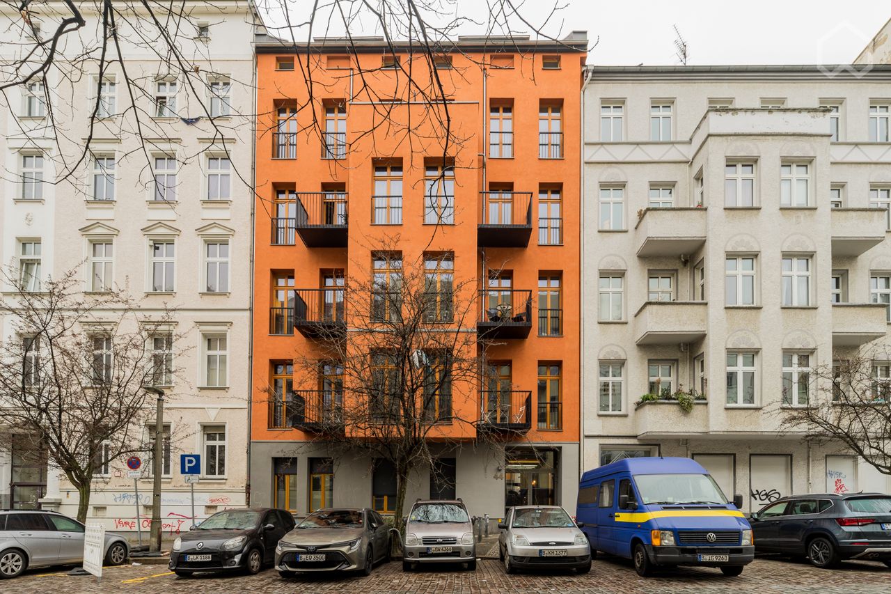 Spacious 1-bedroom apartment with home-like furnishings in the center of Berlin (Friedrichshain)