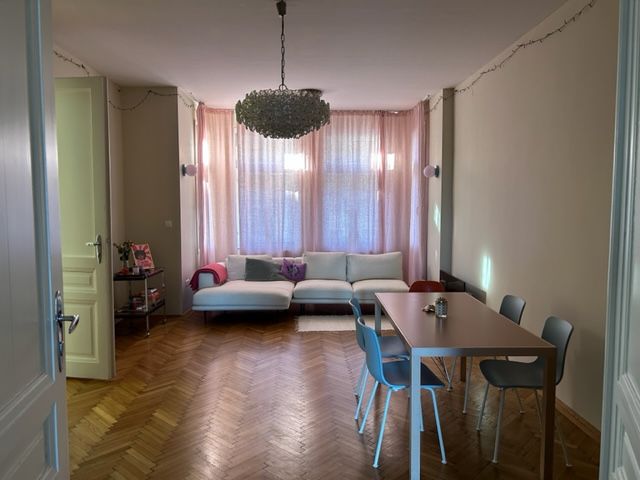 large, beautiful old apartment in the 10th district of Vienna. Lovingly furnished