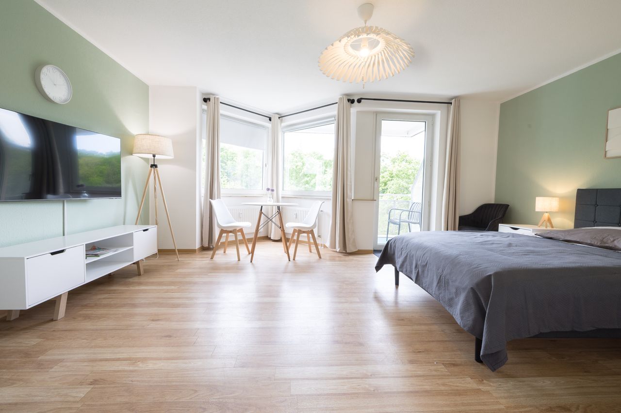 Furnished Apartment with Kitchen, Balcony & Elevator – Living in Essen-Stadtwald