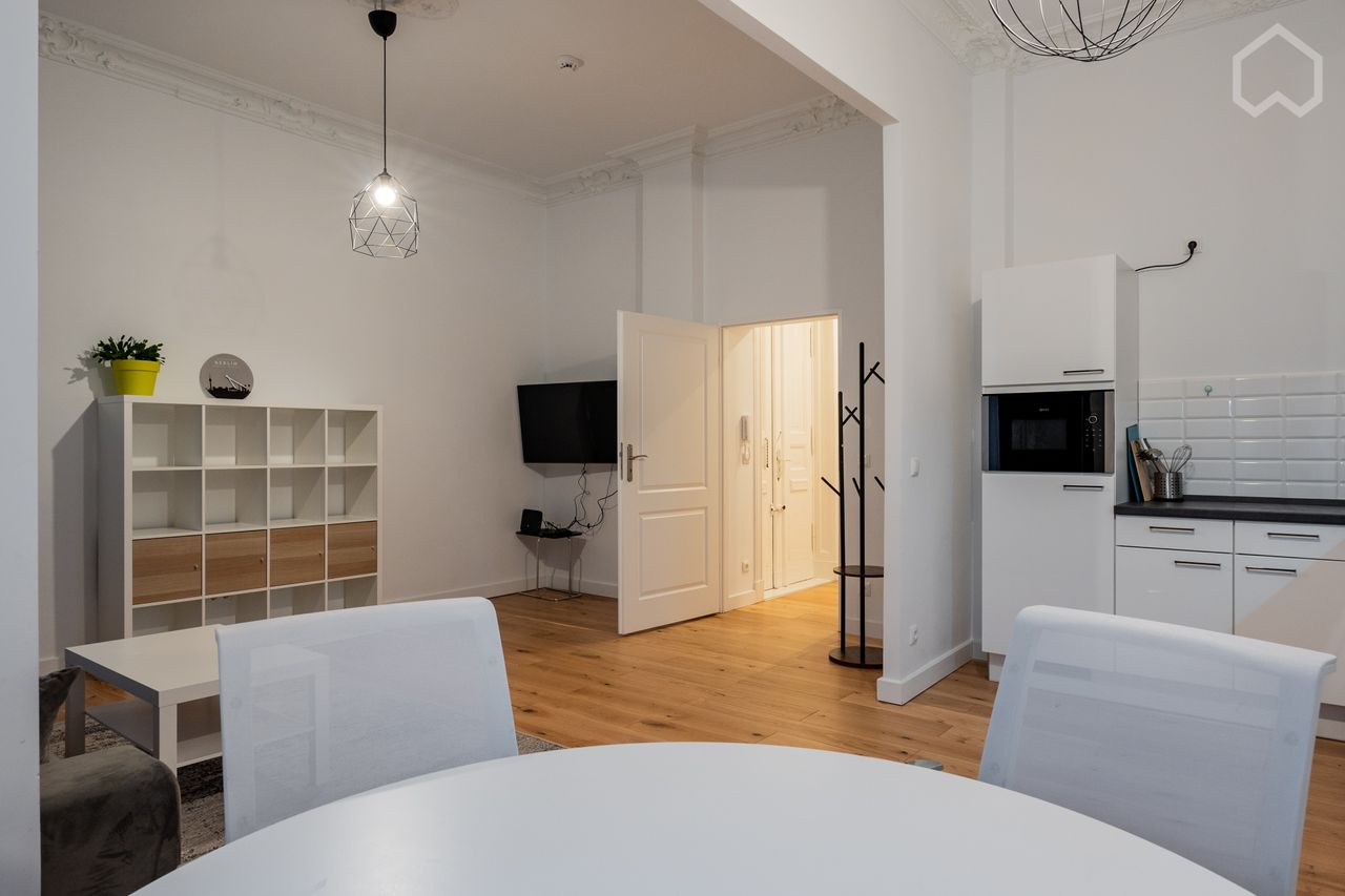 Gorgeous & lovely studio in Charlottenburg near the Spree (TV, internet and all cost included)