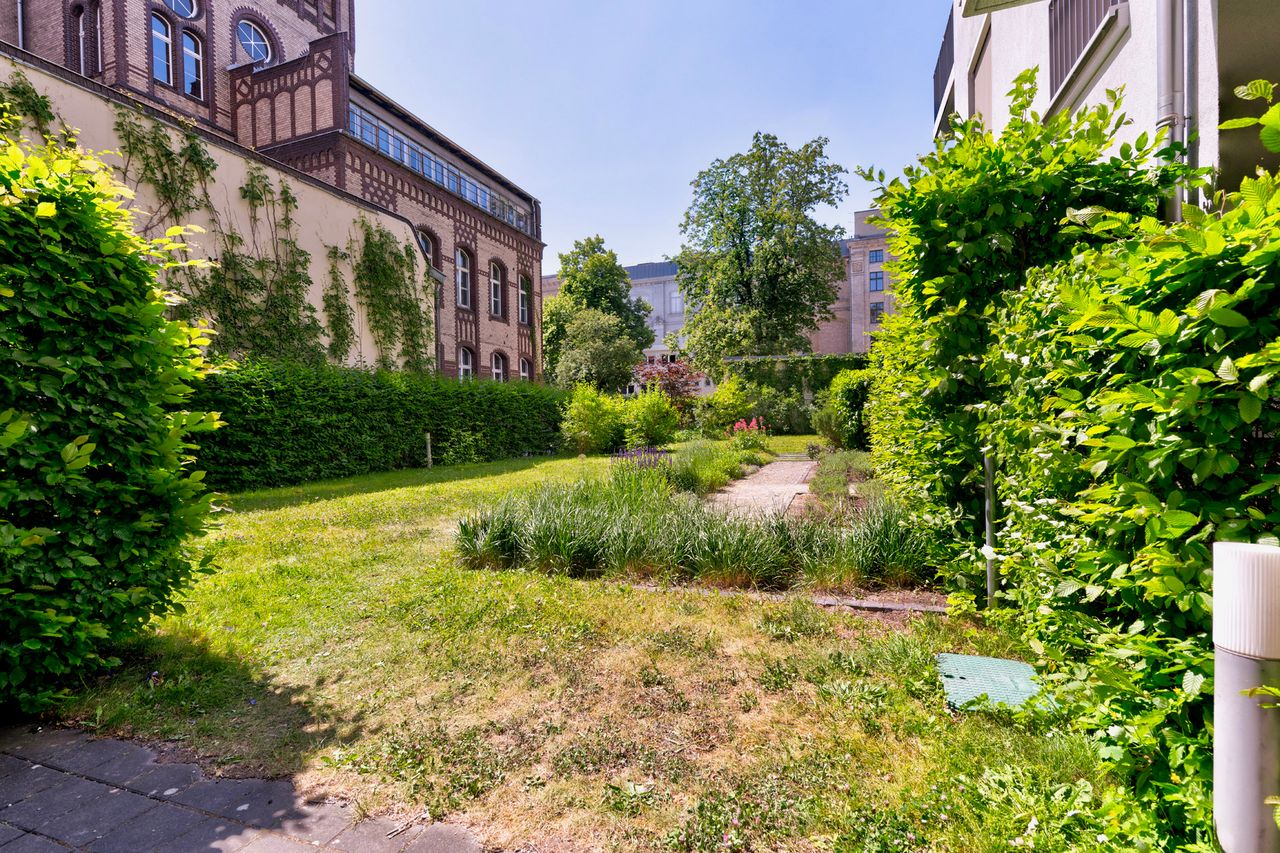 **Chausseestrasse Berlin-Mitte**Quiet gardenhouse with green courtyard *Comfortable 2-room-apartment-spacious terrace