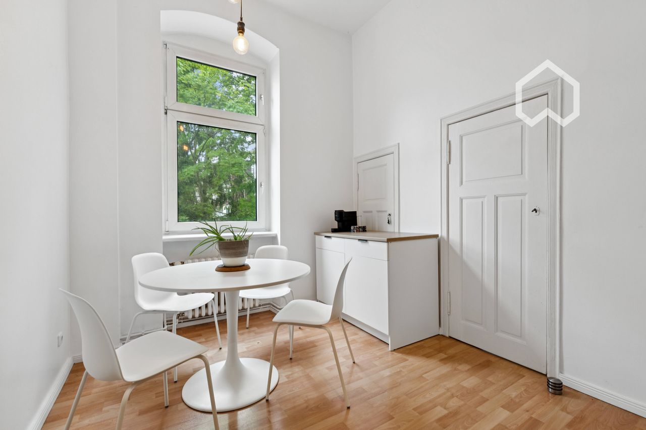 Managed by Wunderflats: Stylish, Bright & Family-Friendly Altbau Apartment  – Sunny Balcony & Home Office