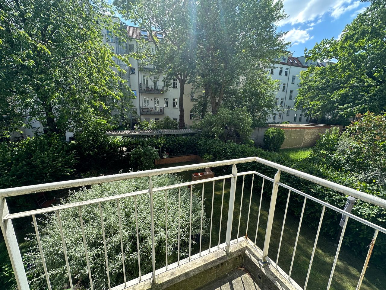 Sunny 2-room apartment in a green oasis near Schönhauser Allee - completely newly furnished