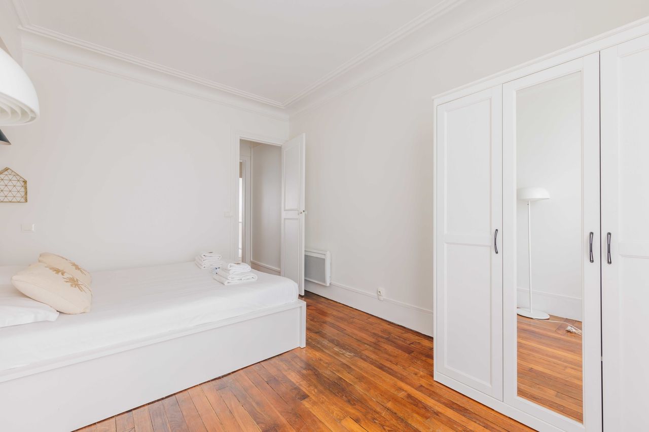 Chic Comfort near Buttes Chaumont: 43m² Apartment on the 3rd Floor
