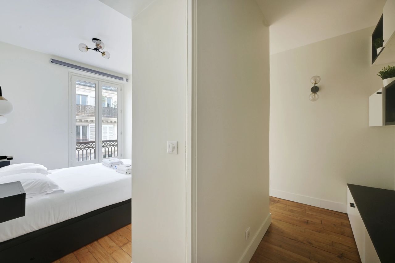 Bright and quiet flat completely renovated, located in the 18th district