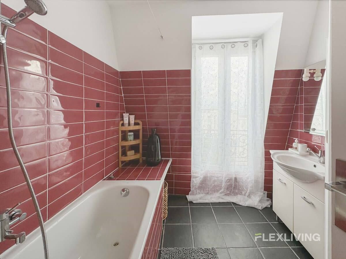 a charming studio located on the 6th floor of a beautiful Parisian building in the 14th arrondissement of Paris.