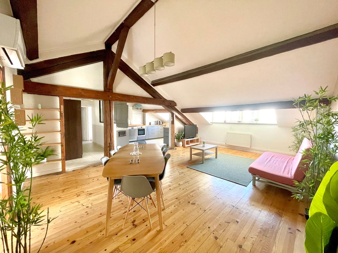 The Spacious | 9 people, Air conditioning, Parking, Train station