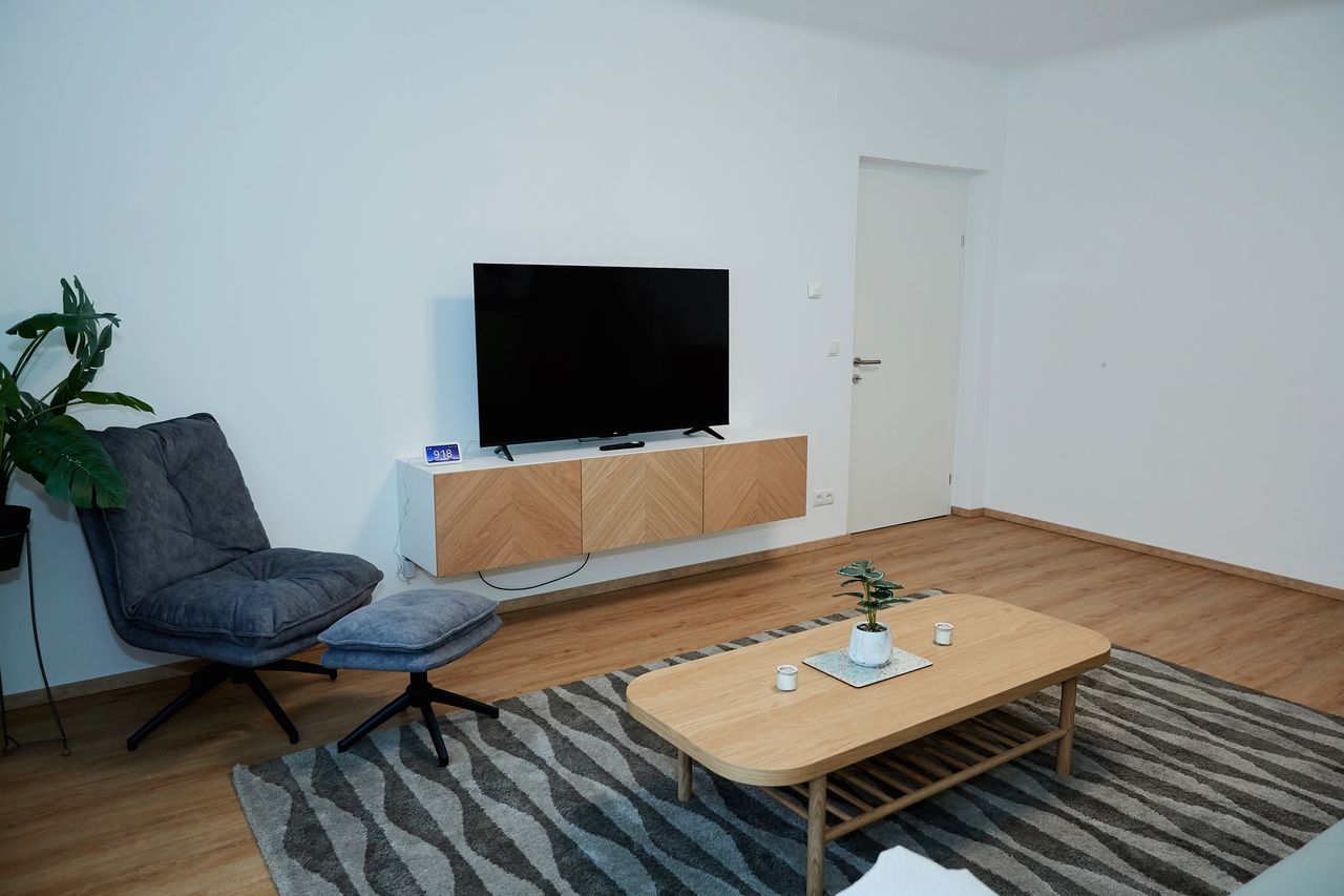 Stylish apartment, 3 minutes walk from subway, parking available!