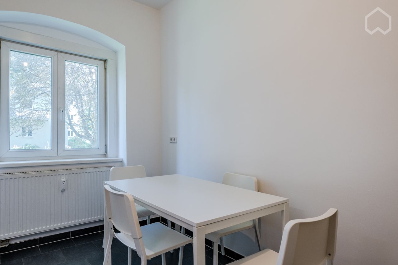 Charming 2-Bedroom Apartment for 2 Working Professionals