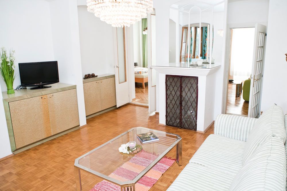 Bright and cosily furnished 3-room flat that perfectly unfolds the charm of a Viennese Wilhelminian style flat