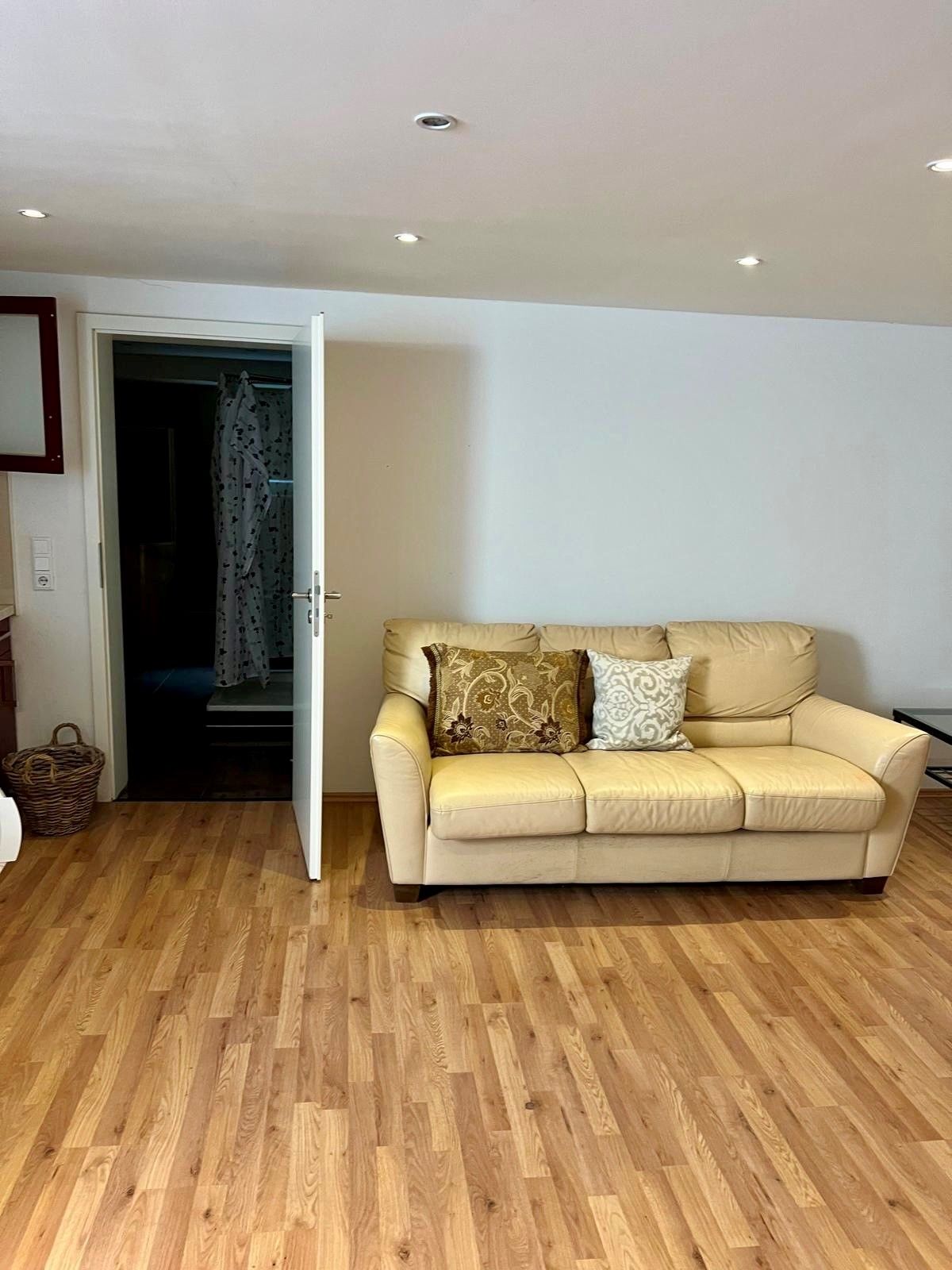 Stylish Fully Furnished Apartment – Renovated & Close to Düsseldorf Airport and Messe