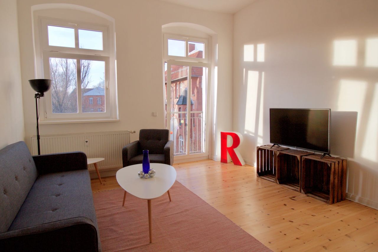 Pretty and quiet apartment with 2 west-facing balconies in Friedrichshain