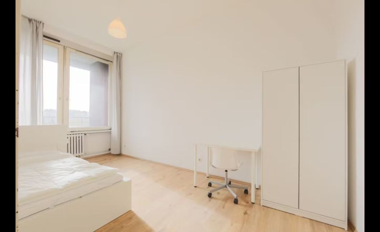 Lovely cozy room in Bismarckstraße with balcony in Berlin