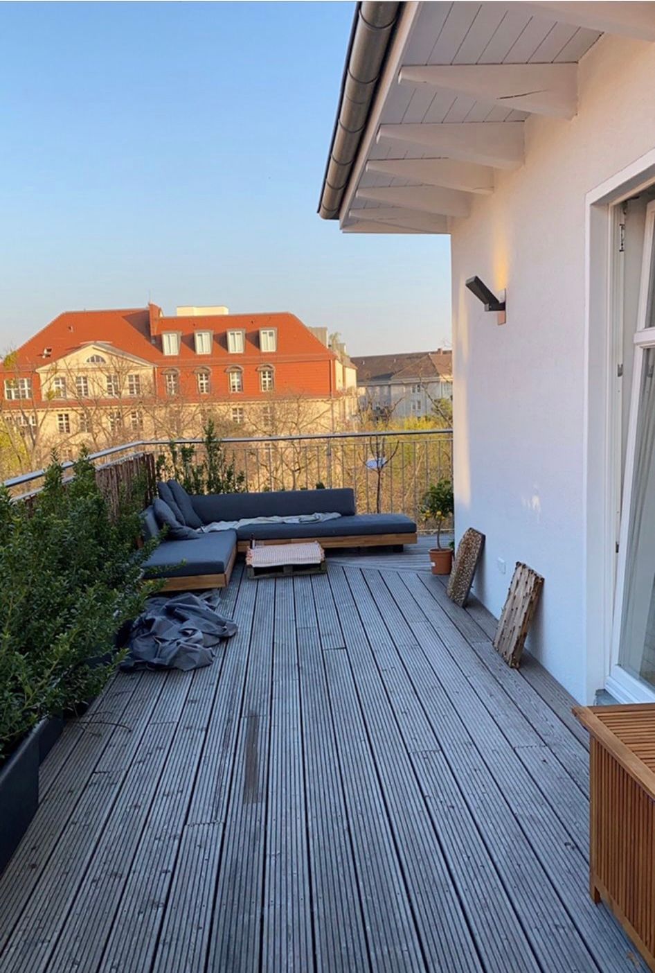 Bright freshly renovated penthouse flat in the Charlottenburg district