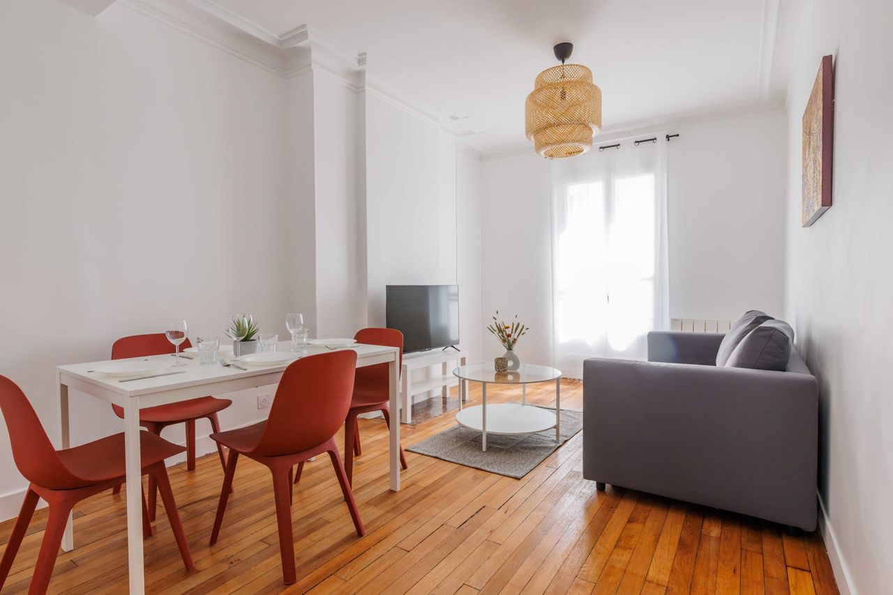 Urban Elegance: Stylish 43m² Apartment with Double-Glazed Tranquility
