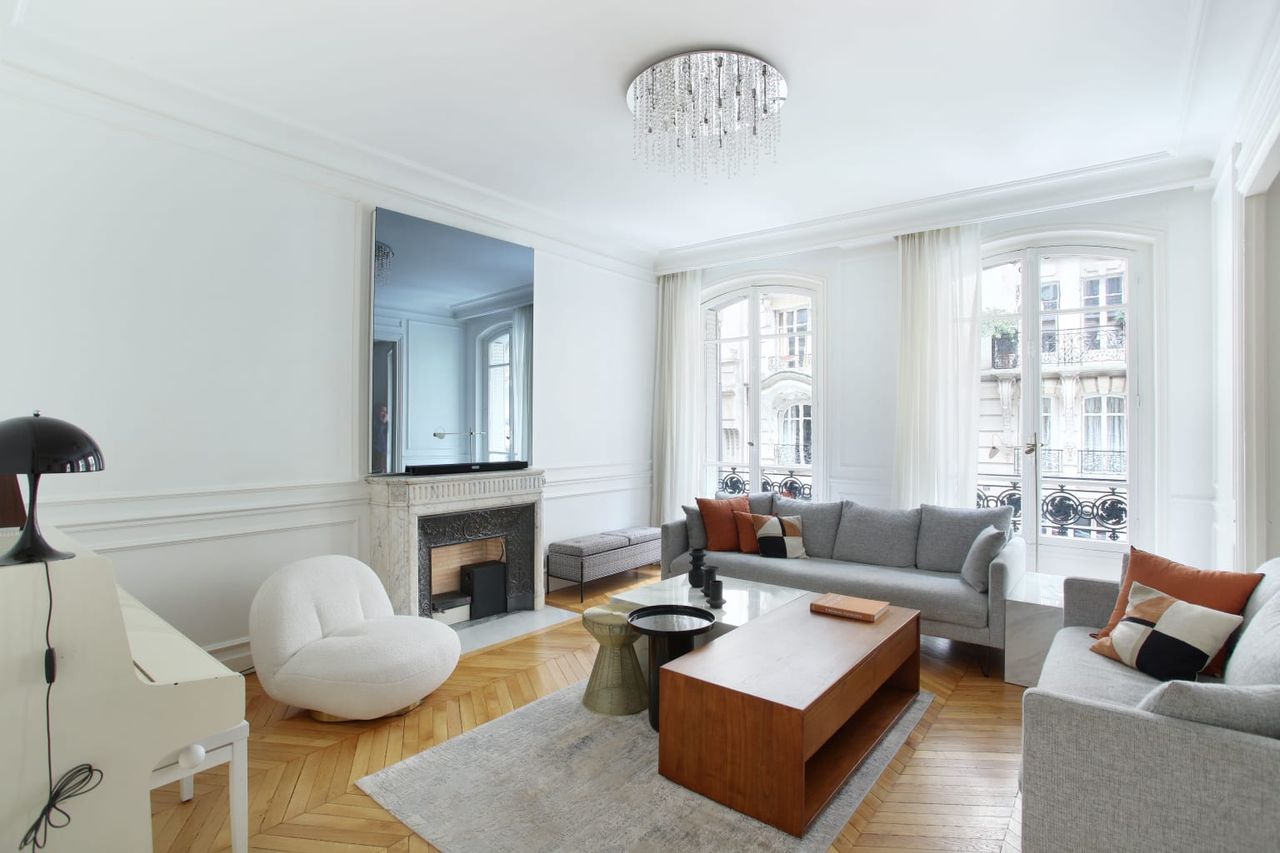 Charming Renovated Apartment with Elevator in a Historic Building - Spacious 4-Bedroom Gem