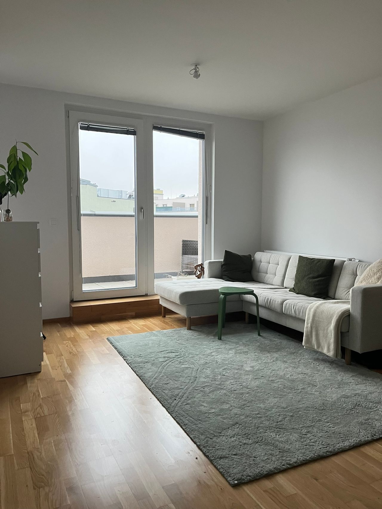 Bright 1.5-Room Apartment with Sunny Terrace – Fully Furnished