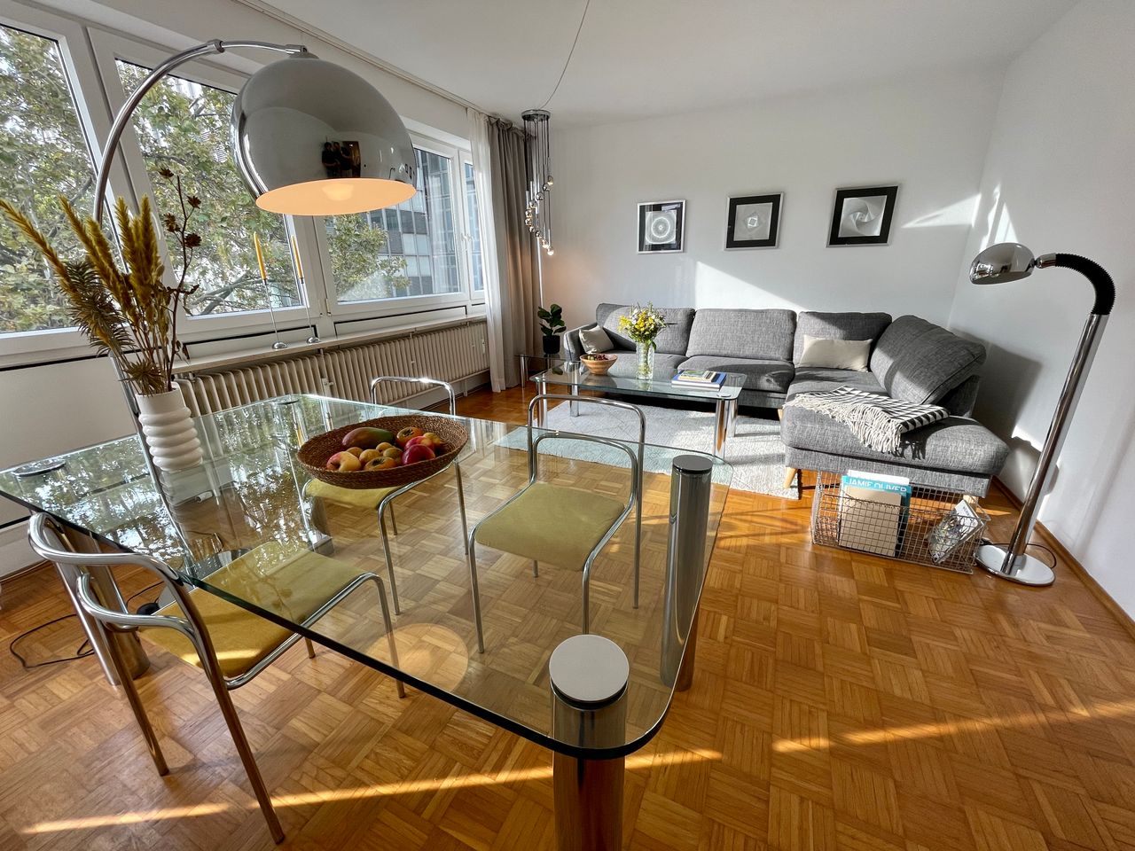 Sunny, spacious apartment with balcony, lift and garage in the centre of the old town
