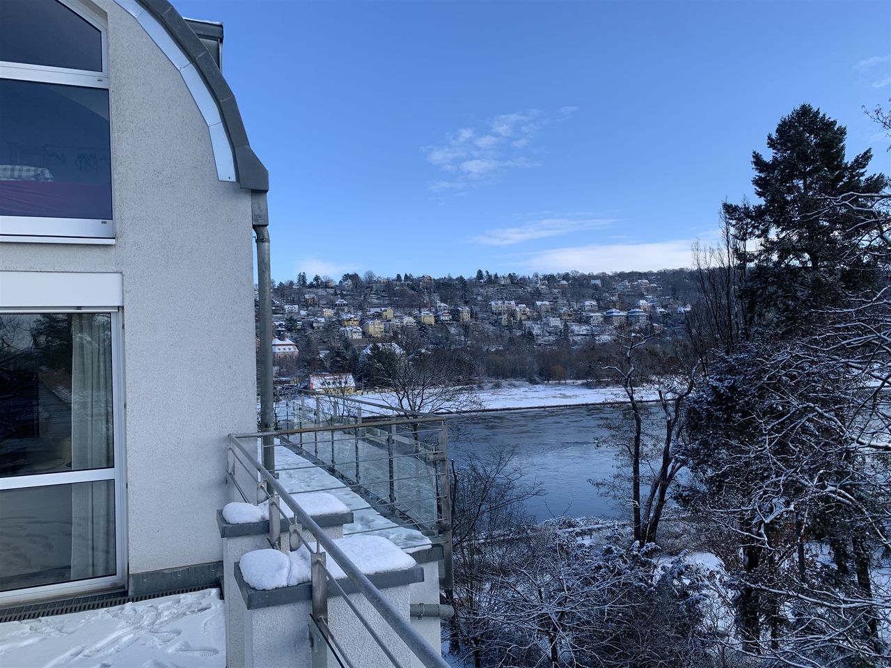 Directly at the river Elbe: 131 sqm penthouse maisonette apartment with 2 roof terraces, kitchen, fireplace, 2 underground parking spaces
