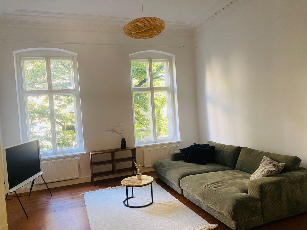 Exclusive Berlin Altbau Apartment at Kollwitzplatz – Designer Furnishings, Spacious Layout, and Quiet Location